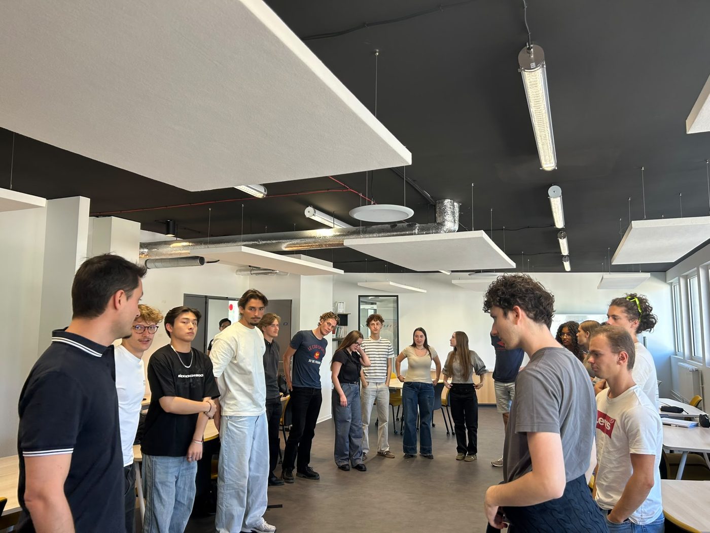 Session de formation : un groupe en cercle dans une salle lumineuse